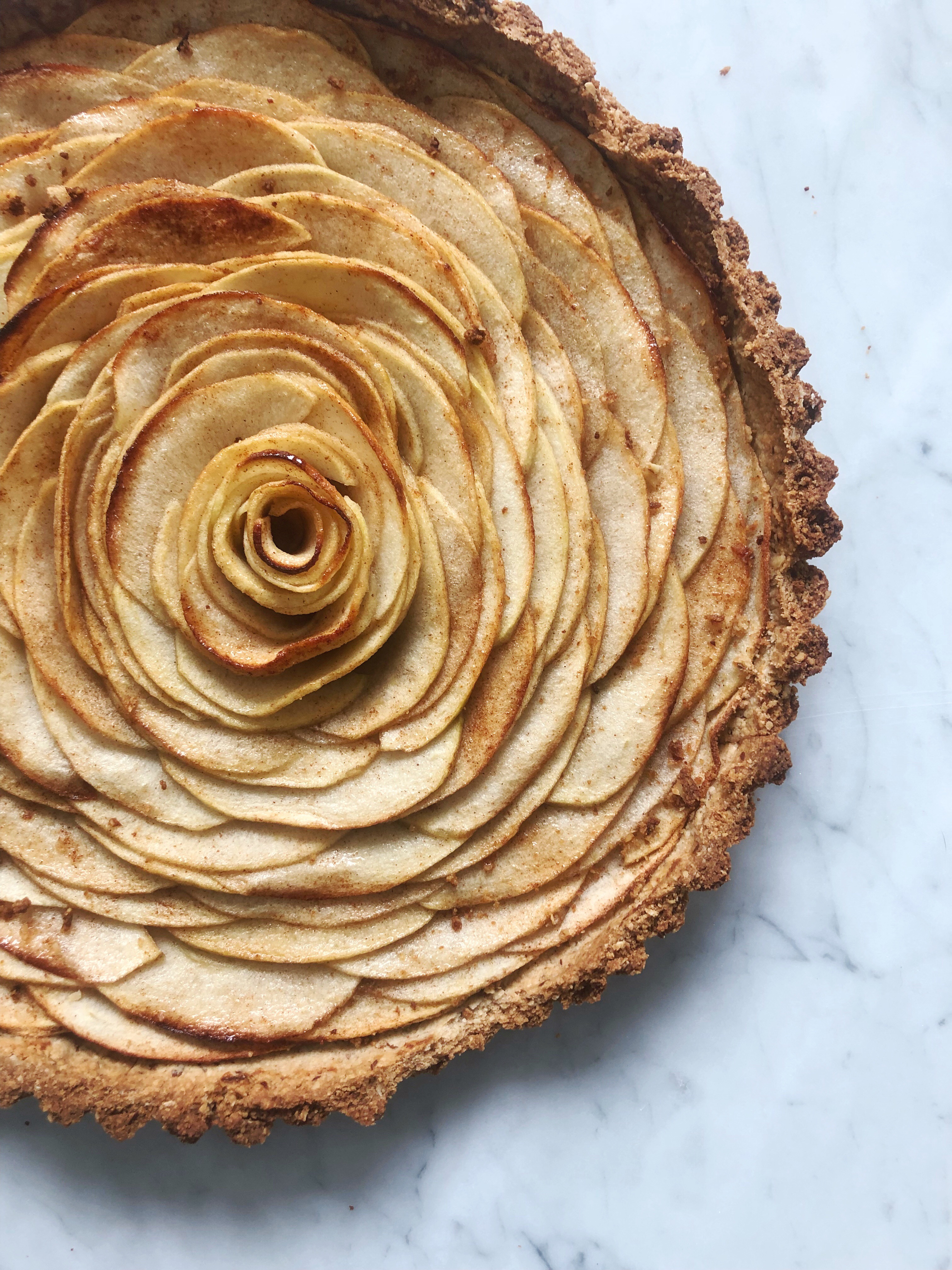 Apple Tart // vegan, gluten free, and WAY easier than pie. This subtly sweet tart is packed with ripe apples and cinnamon, and finished with a perfectly crisp almond-oat crust. // thedetroithealthcoach.com